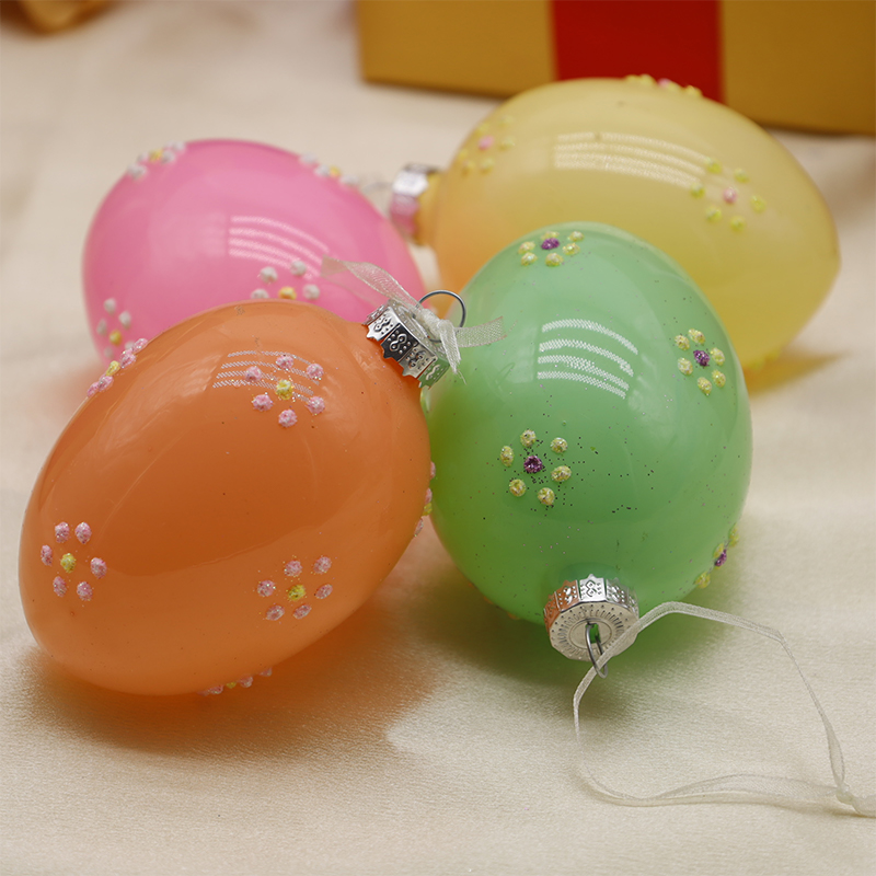 ガラスのクリスマスツリーを選んで維持するためのヒントは何ですか